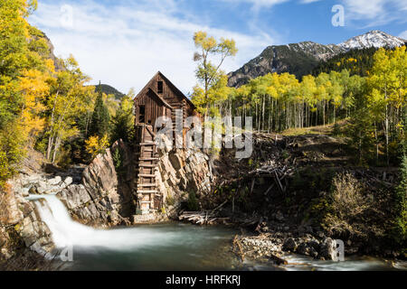 Le vieux moulin abandonné près de Crystal, le Colorado a été restauré et est une attraction touristique populaire, en dépit d'être miles sur un relief accidenté et rocailleux de la terre r Banque D'Images