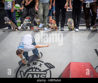Sydney, Australie. 09Th Mar, 2017. Roulettes alignées sur la lèvre pour la pratique dans les Cars Pro Bowl au cours de la série de skate parc Cars terrain championnat du monde tour comme fans montre lors de la 6e journée de l'Open d'Australie de surf à Manly Beach, Australie. Credit : Hugh Peterswald/Pacific Press/Alamy Live News Banque D'Images