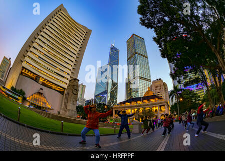 Des gens pratiquant le tai-chi dans le centre du quartier financier, et la Banque de Chine, Hong Kong, Chine. Banque D'Images