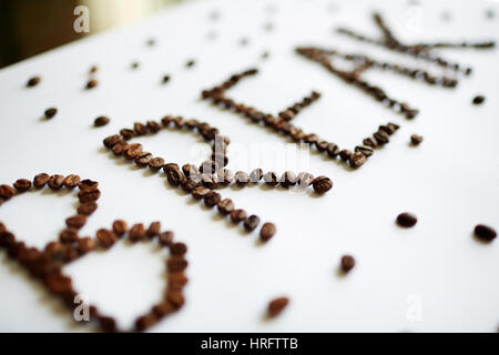 Pause café créative concept : Changement de mot disposés sur le tableau blanc avec grains de café torréfié riche en grosses lettres Banque D'Images