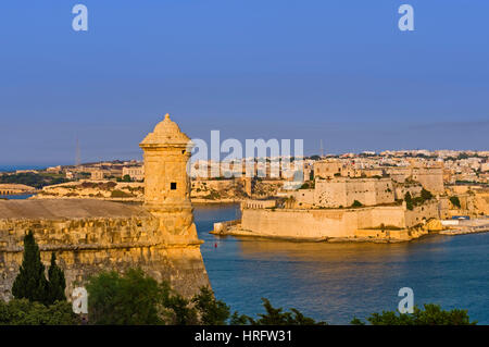 Poste de garde et une vue sur le Grand Port de Malte La Valette Banque D'Images