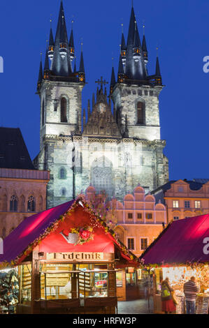 Marché de Pâques et église Notre Dame de Tyn avant la place de la Vieille Ville Prague République Tchèque Banque D'Images