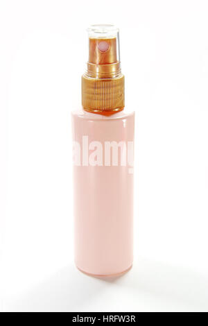 Flacon pulvérisateur rose avec capuchon pour les cosmétiques, parfum, déodorant, parfum. Banque D'Images