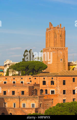 Rome, Italie. Marchés de Trajan. Le 13e siècle Torre delle Milizie. Il n'a se pencha légèrement depuis qu'un tremblement de terre dans le 14e siècle. Le Forum est Banque D'Images