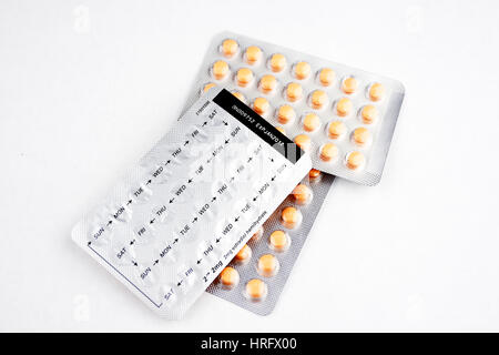 Cloques Pilules hormonales,isolé,transgenres thérapie de remplacement d'hormone oestrogène orange comprimés. Banque D'Images