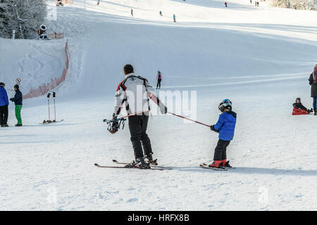 Père apprend l'enfant au ski Banque D'Images