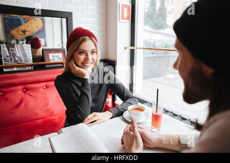 Vue de l'arrière de l'homme barbu sur la date avec une femme près de la fenêtre de cafe Banque D'Images