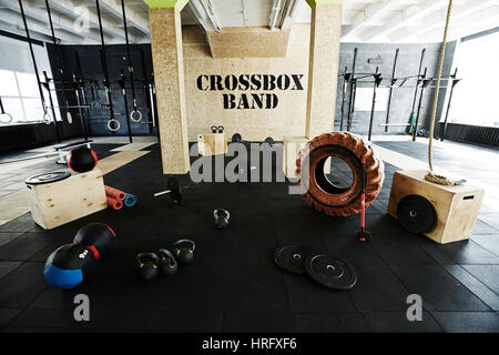 High angle shot de crossfit gym avec des équipements modernes : montage mural, système d'appareils pneumatiques énormes, marteau, medballs, kettlebells, plaques et barres jum Banque D'Images