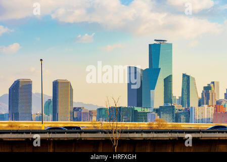 Yeouido financial district skyline avec des voitures Banque D'Images