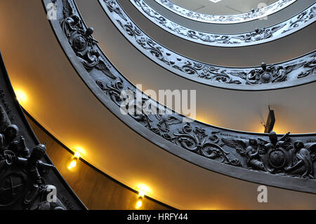 VATICAN - Mars 15, 2016 : l'escalier en spirale dans le musée du Vatican est visité quotidiennement par des milliers de touristes sur le chemin de la sortie du musée Banque D'Images