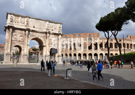 ROME, ITALIE - 16 mars 2016 : visite touristique l'Arc de triomphe de Constantin près du Colisée à Rome, Italie Banque D'Images