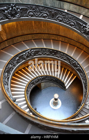 VATICAN - Mars 15, 2016 : l'escalier en spirale dans le musée du Vatican est visité quotidiennement par des milliers de touristes sur le chemin de la sortie du musée Banque D'Images