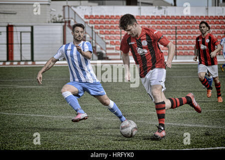 Football Gibraltar - St Joseph contre Lincoln Imps Rouge - Victoria Stadium - 2016 Kyle Casciaro sur la balle de Lincoln Red Pim. Banque D'Images