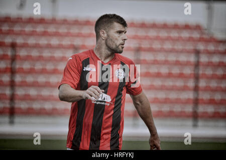 Football Gibraltar - St Joseph contre Lincoln Imps Rouge - Victoria Stadium - 2016 Liam Walker portant l'Imps rouge shirt Lincoln avant son déménagement dans le Banque D'Images