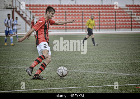 Football Gibraltar - St Joseph contre Lincoln Imps Rouge - Victoria Stadium - 2016 JC Garcia sur la balle de Lincoln Imps rouge Banque D'Images