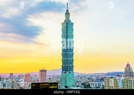 TAIPEI, TAIWAN - Le 29 août : Taipei 101 est un célèbre monument dans le quartier financier de Taipei. Cette photo a été prise au coucher du soleil d'elephant moun Banque D'Images