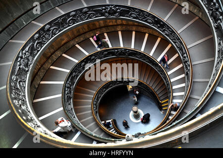 Cité du Vatican, VATICAN - Mars 15, 2016 : Les gens descendent l'escalier à double hélice moderne conçu par Giuseppe Momo en 1932, les Musées du Vatican Banque D'Images