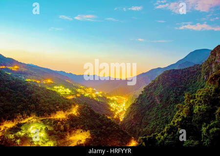 Avis de Wulai Hot spring village dans la soirée Banque D'Images