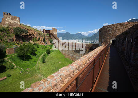 Au passage les murs de château Sigmundskron, Messner Mountain Museum Firmian, Bolzano, le Tyrol du Sud, Italie Banque D'Images