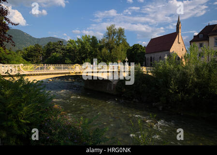 Poster pont au-dessus de la rivière passant, Meran, le Tyrol du Sud, Italie Banque D'Images