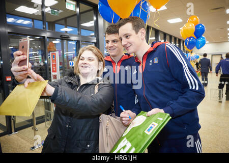 Triathlète de l'équipe Go Jonny et Alistair Brownlee Brownlee Brothers aka l'Aldi ouvert nouveau magasin à Guiseley Yorkshire, England, UK Banque D'Images