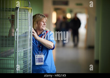 Porter, de l'intérieur du corridor de Sodexo, en travaillant, en poussant, Sodexo, Stoke-on-Trent. L'Hôpital Universitaire de Stoke, intérieur, Grande-Bretagne, britanniques, Royaume-Uni Banque D'Images