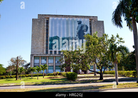 La Havane, Cuba - 11 décembre 2016 : La Plaza de la Revolucion, Biblioteca Nacional de Cuba Jose Marti. Une photo du président cubain Fidel Castro est en f Banque D'Images