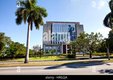 La Havane, Cuba - 11 décembre 2016 : La Plaza de la Revolucion, Biblioteca Nacional de Cuba Jose Marti. Une photo du président cubain Fidel Castro est en f Banque D'Images