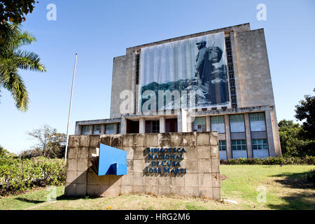 La Havane, Cuba - 11 décembre 2016 : La Plaza de la Revolucion, Biblioteca Nacional de Cuba Jose Marti. Une photo du président cubain Fidel Castro est en f Banque D'Images