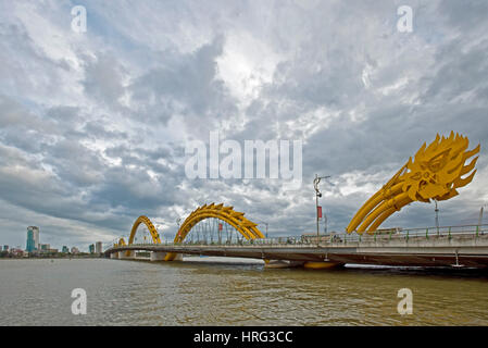 Un grand angle de vue de l'image HDR le Dragon Pont sur la rivière Han à Da nang, Vietnam avec un ciel nuageux ciel dramatique. Banque D'Images