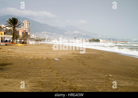 Hautes vagues à Fuengirola, Costa del Sol, Málaga, Andalousie, Espagne province Banque D'Images