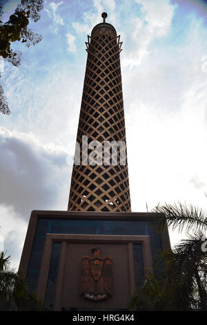 La tour du Caire apparaît sous un angle bas apparaissant l'égyptien Banque D'Images