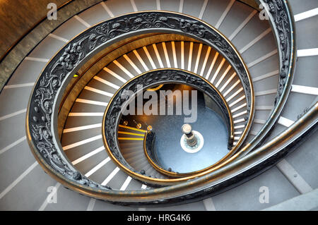 VATICAN - Mars 15, 2016 : l'escalier en spirale dans le musée du Vatican est visité quotidiennement par des milliers de touristes sur le chemin de la sortie du musée Banque D'Images