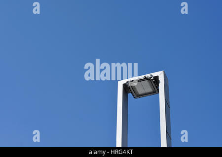 Lampadaire moderne contre le ciel bleu Banque D'Images