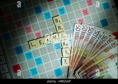 Brexit et laisser énoncés sur un conseil de Scrabble avec €50 notes comme un concept financier Banque D'Images