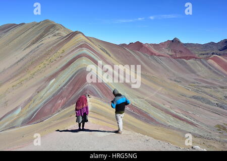 Couple péruvien avec des vêtements typiques randonnées le Cerro Colorado - aka Rainbow Mountain, Vinicunca ou l'Ausangate - dans la région de Cusco, Pérou Banque D'Images