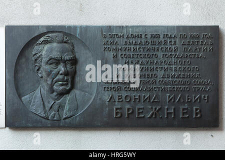 Plaque commémorative au leader soviétique Leonid Brejnev affiché à côté de l'entrée du Musée du Mur de Berlin (Mauermuseum) à Berlin, Allemagne. La plaque conçue par le sculpteur soviétique Yulian Rukavishnikov (1982) était une fois installé sur la maison dans l'Avenue Kutuzovsky à Moscou, en Russie, où Leonid Brejnev a vécu de 1952 à 1982. Après l'effondrement du régime communiste en URSS, la plaque a été présentée à l'Mauermuseum. Banque D'Images