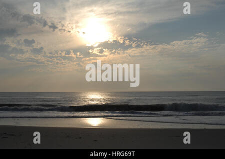 Lever du soleil sur l'océan Atlantique, les vagues et le surf sur la plage de Outer Banks, Caroline du Nord. Banque D'Images
