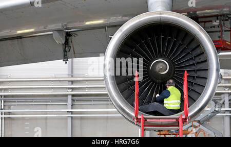 Markranstädt, Allemagne. 06Th Mar, 2017. Un technicien travaille sur le moteur d'un Antonov AN-124, le plus grand avion de transport, photographié au cours d'une conférence de presse tenue à l'avion au cours de l'Intec et Z de la technologie et de l'ingénierie salons à Markranstädt, Allemagne, 01 mars 2017. Autour de 1 400 exposants de 30 pays exposent leurs produits entre le 07.03.17-10.03,17 Photo : Jan Woitas/dpa-Zentralbild/dpa/Alamy Live News Banque D'Images