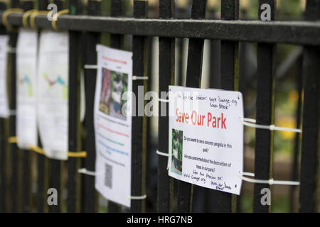 Roath, Cardiff, Royaume-Uni. 1er mars, 2017. Les résidents de Roath et Penylan ont dénoncé l'abattage de 145 arbres. L'abattage a lieu dans quatre jardins le long du ruisseau Roath dans le cadre de nouveaux travaux de défense contre les inondations. La population locale a été de laisser les cartes 'Sympathy' et les notes de protestation sur l'escrime autour des sites. Credit : Craig Redmond/Alamy Live News Banque D'Images