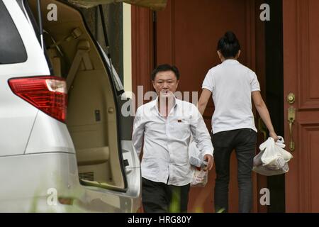 Kuala Lumpur. 1er mars, 2017. Personnel de l'ambassade de Corée du Nord transporter les sacs d'épicerie et entrez l'ambassade du Canada à Kuala Lumpur, Malaisie le 01 mars 2017. Crédit : Chris Jung/ZUMA/Alamy Fil Live News Banque D'Images