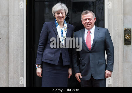 Downing Street, London, UK. 1er mars 2017. Le Premier ministre britannique Theresa peut accueille le roi Abdallah II de Jordanie au 10 Downing Street pour des entretiens bilatéraux. Crédit : Paul Davey/Alamy Live News Banque D'Images