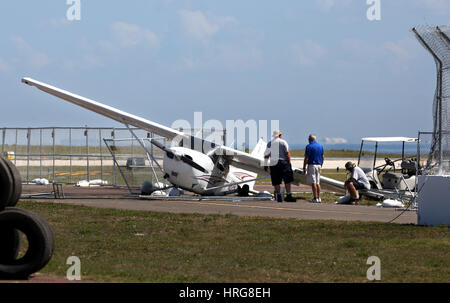 1 mars 2017 - Saint Petersburg, Floride, États-Unis - SCOTT KEELER | fois.Un petit avion Cessna s'est écrasé à l'aéroport Albert Whitted, mercredi, 01/03/17 près de la cours de la prochaine Grand Prix de Firestone de Saint-Pétersbourg. L'élève pilote n'a pas été blessé dans l'accident. (Crédit Image : © Scott Keeler/Tampa Bay Times via Zuma sur le fil) Banque D'Images