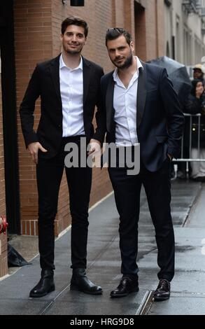 New York, NY, USA. 1er mars, 2017. Luka Sulic, Stjepan Hauser, 2 violoncelles dehors et environ pour la célébrité Candids - WED, New York, NY 1 Mars, 2017. Credit : Kristin Callahan/Everett Collection/Alamy Live News Banque D'Images