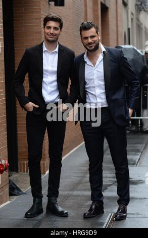 New York, NY, USA. 1er mars, 2017. Luka Sulic, Stjepan Hauser, 2 violoncelles dehors et environ pour la célébrité Candids - WED, New York, NY 1 Mars, 2017. Credit : Kristin Callahan/Everett Collection/Alamy Live News Banque D'Images