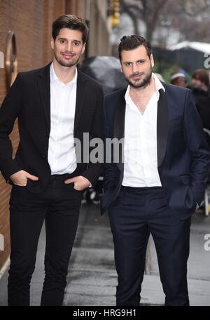 New York, NY, USA. 1er mars, 2017. 2 violoncelles, Luka Sulic, Stjepan Hauser dehors et environ pour la célébrité Candids - WED, New York, NY 1 Mars, 2017. Credit : Derek Storm/Everett Collection/Alamy Live News Banque D'Images