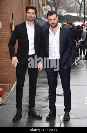 New York, NY, USA. 1er mars, 2017. 2 violoncelles, Luka Sulic, Stjepan Hauser dehors et environ pour la célébrité Candids - WED, New York, NY 1 Mars, 2017. Credit : Derek Storm/Everett Collection/Alamy Live News Banque D'Images