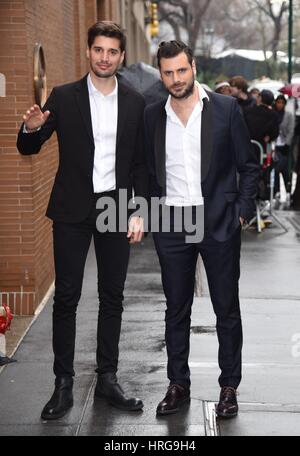 New York, NY, USA. 1er mars, 2017. 2 violoncelles, Luka Sulic, Stjepan Hauser dehors et environ pour la célébrité Candids - WED, New York, NY 1 Mars, 2017. Credit : Derek Storm/Everett Collection/Alamy Live News Banque D'Images