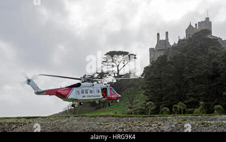 St Michaels Mount, Cornwall, UK. 1er mars 2017. Newquay en fonction de l'hélicoptère des garde-côtes en approche pour atterrir à St Michaels Mount, Cornwall, UK Crédit : Bob Sharples/Alamy Live News Banque D'Images