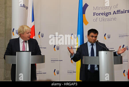 Kiev, Ukraine. 1er mars, 2017. Secrétaire d'État aux Affaires étrangères et du Commonwealth des nations du Royaume-Uni Boris Johnson (L) et le Ministre des affaires étrangères de l'Ukraine Pavlo Klimkin lors d'une conférence de presse à Kiev. Crédit : Oleksandr Prykhodko/Alamy Live News Banque D'Images